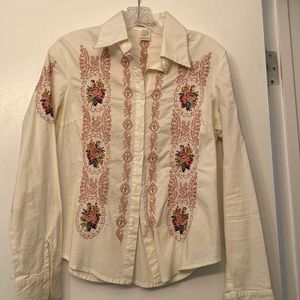 Beautiful fitted button up blouse with rose embroidery. Size L